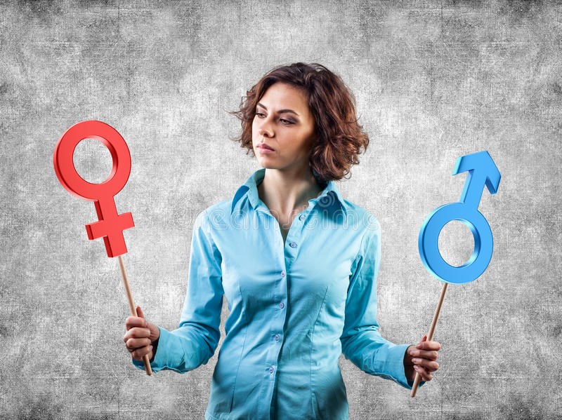 Donna che sceglie tra maschile e femminile